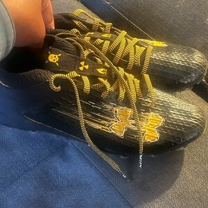 Under Armour Black and Yellow Sneakers with Textured Upper and Bold Design